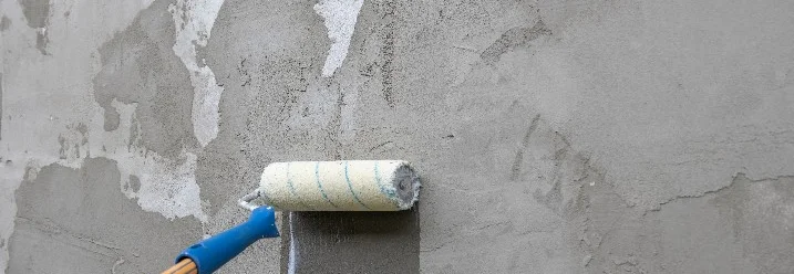 Wand mit Farbrolle grundieren